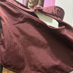 BAGGU Medium Crescent in Mahogany